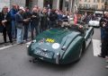 un-rar-jaguar-xk-120-lightweight-1949-cu-un-echipaj-olandez-la-iesire-din-in-piazza-della-vittoria