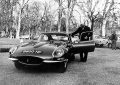 sir-william-lyons-prezenta-in-fata-presei-jaguarul-e-type-in-1961-la-geneva-motor-show